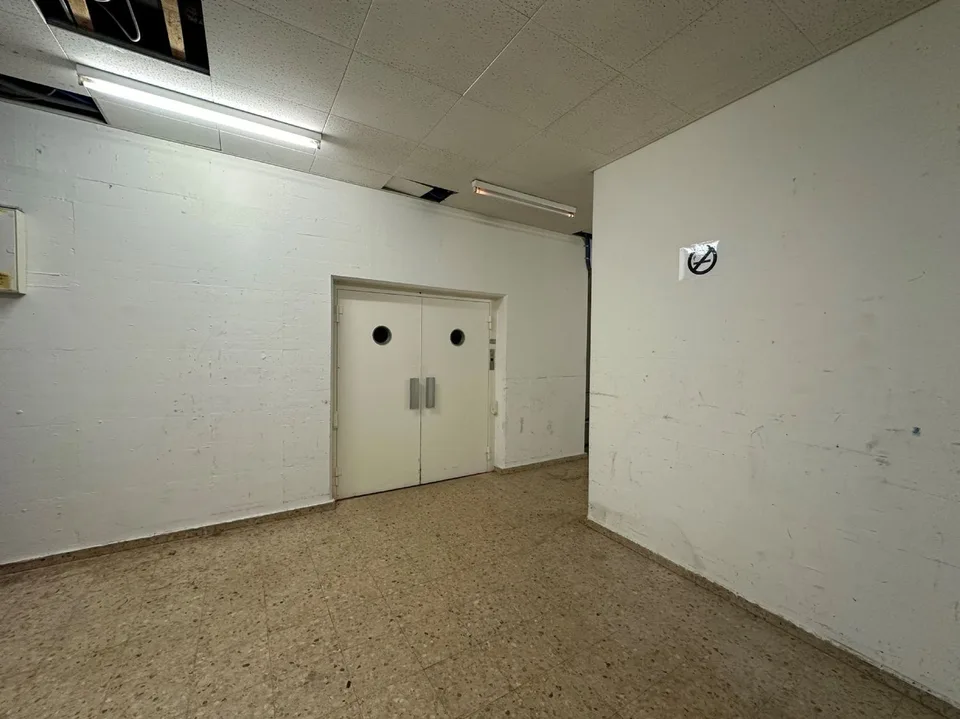 Spazio commerciale attraente con hall di parcheggio e grande magazzino! – foto 9 di 13