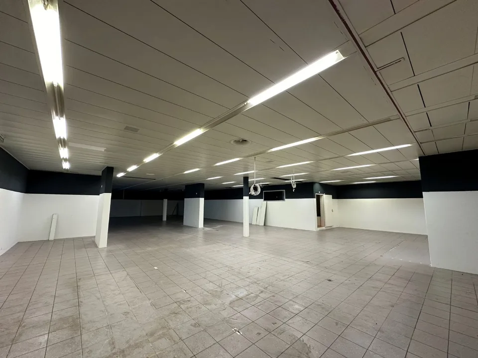 Spazio commerciale attraente con hall di parcheggio e grande magazzino!