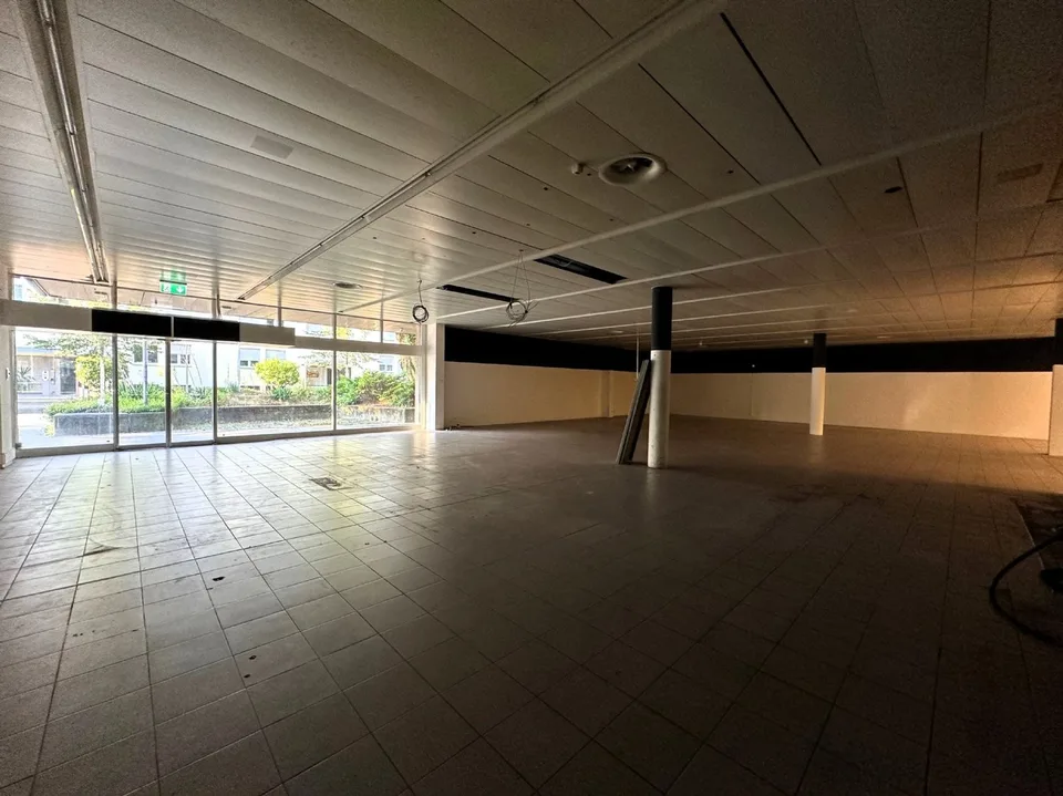 Spazio commerciale attraente con hall di parcheggio e grande magazzino!