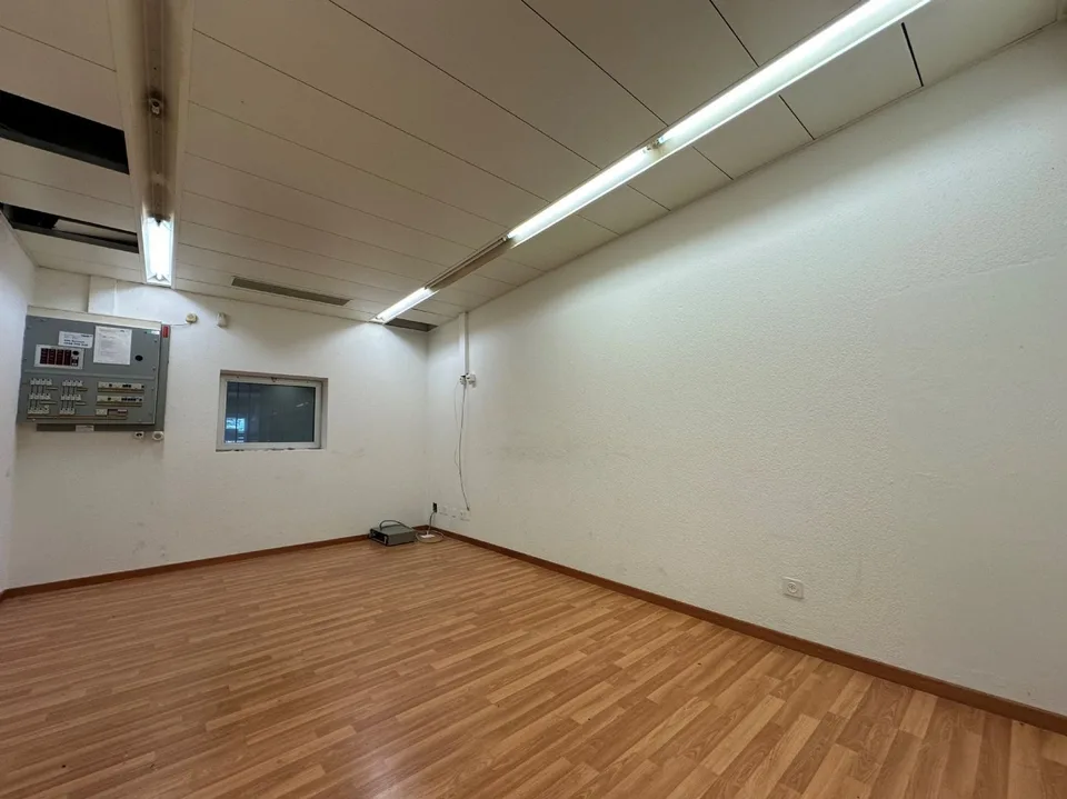 Spazio commerciale attraente con hall di parcheggio e grande magazzino! – foto 7 di 13
