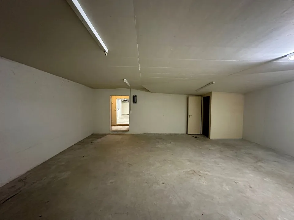 Spazio commerciale attraente con hall di parcheggio e grande magazzino! – foto 10 di 13
