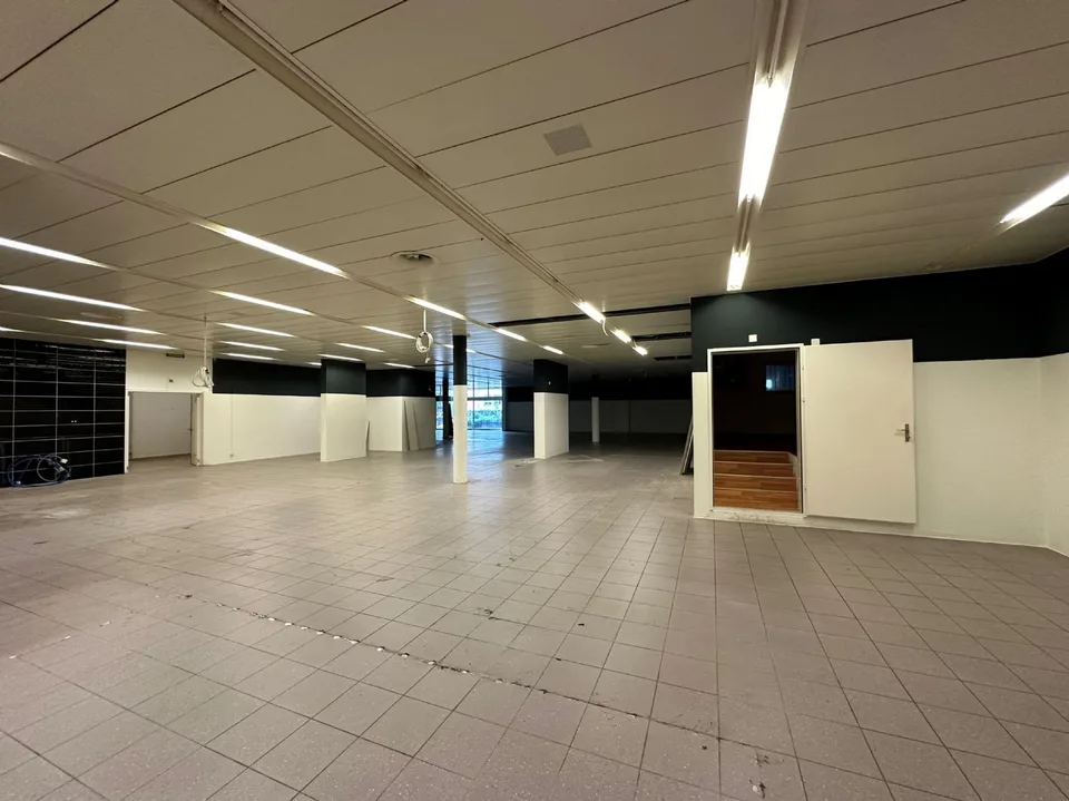 Spazio commerciale attraente con hall di parcheggio e grande magazzino! – foto 8 di 13