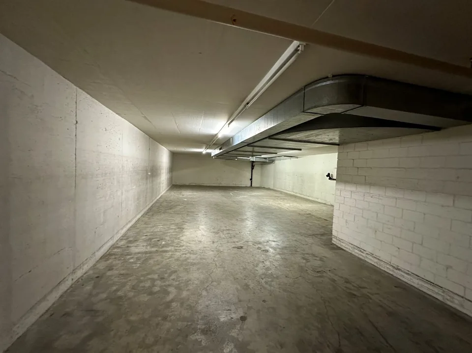 Spazio commerciale attraente con hall di parcheggio e grande magazzino! – foto 11 di 13
