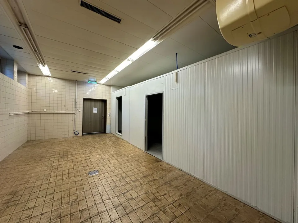 Spazio commerciale attraente con hall di parcheggio e grande magazzino! – foto 6 di 13