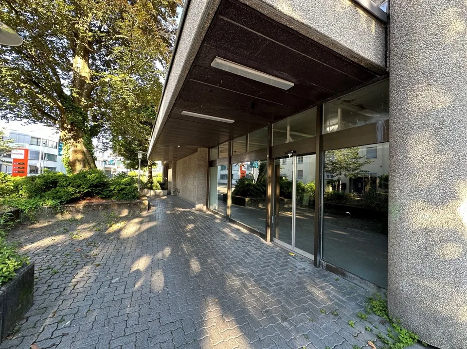 Spazio commerciale attraente con hall di parcheggio e grande magazzino!