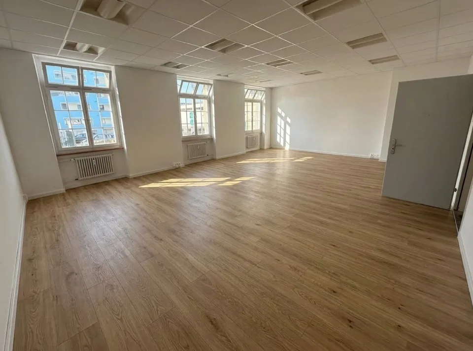 Espaces de bureau ou commerciaux uniques dans le beau château