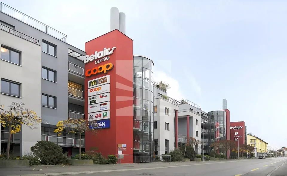 Superbe arcade dans le centre commercial Belair