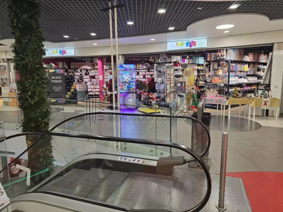 Superbe arcade dans le centre commercial Belair