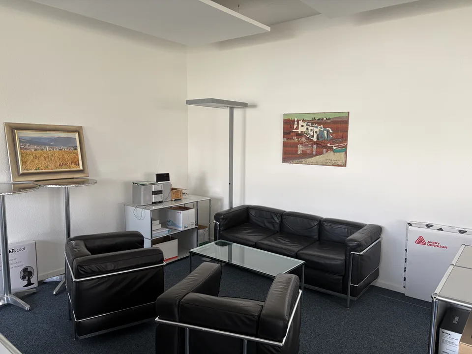 Spazio di ufficio flessibile con 120 m2 e varie stanze secondarie a Rothrist