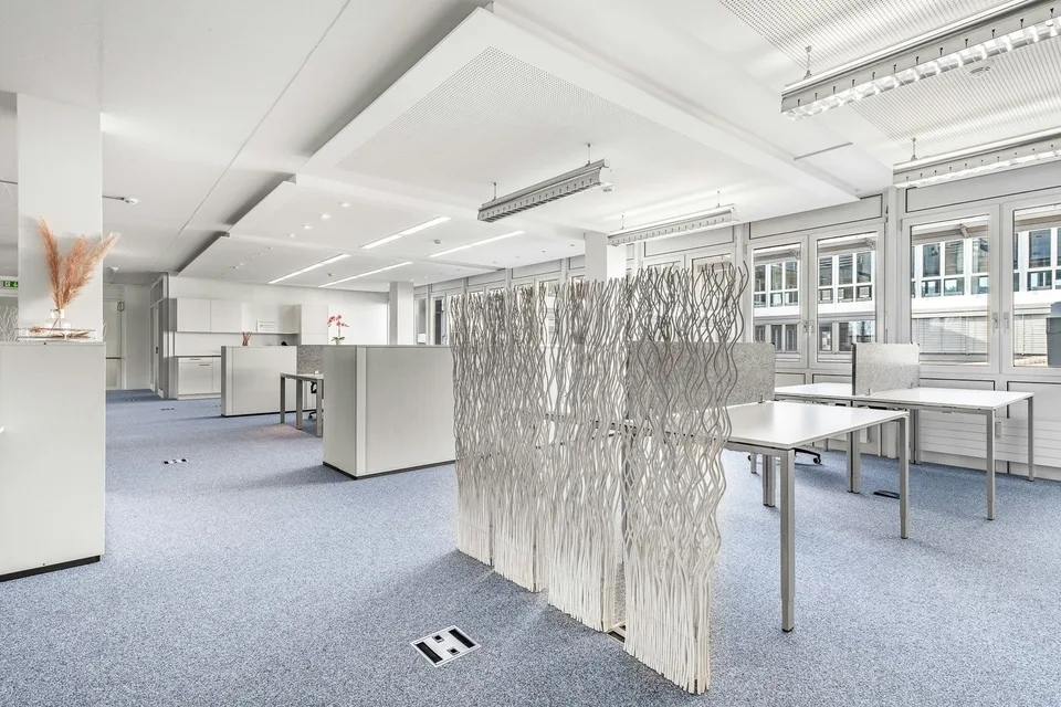 Top ausgebaute Open Space Bürofläche - lichtdurchflutet mit Sitzungsraum & Teeküche