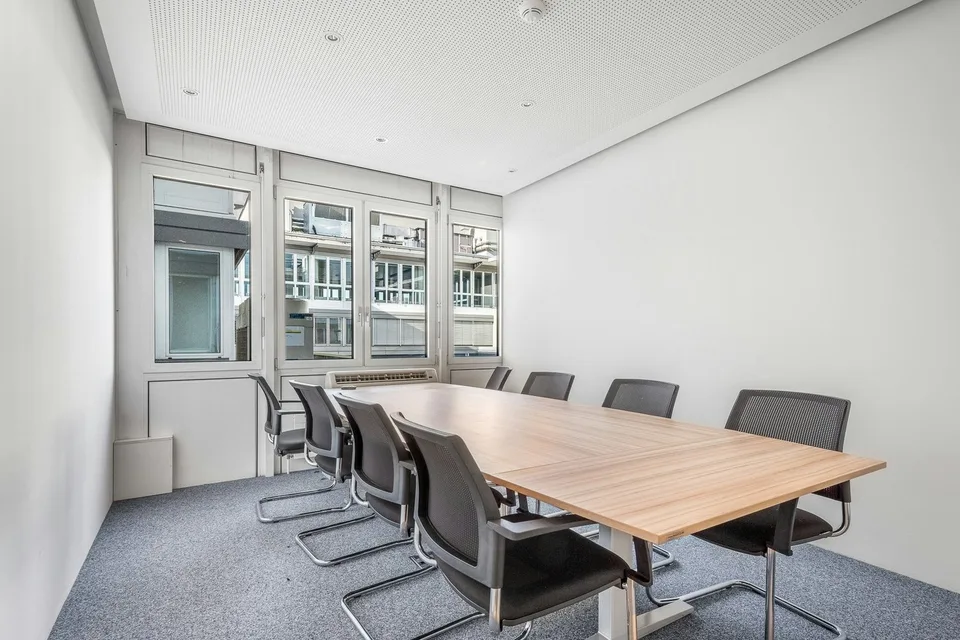 Top ausgebaute Open Space Bürofläche - lichtdurchflutet mit Sitzungsraum & Teeküche