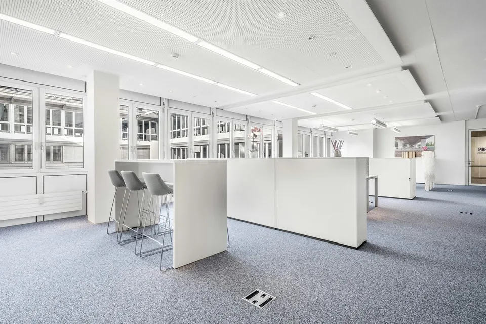 Top ausgebaute Open Space Bürofläche - lichtdurchflutet mit Sitzungsraum & Teeküche