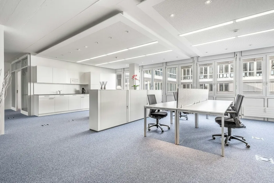 Top ausgebaute Open Space Bürofläche - lichtdurchflutet mit Sitzungsraum & Teeküche