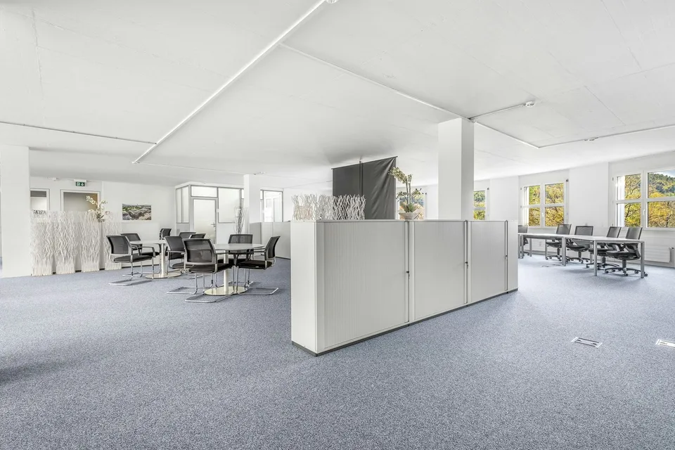 Top ausgebaute Open Space Bürofläche - lichtdurchflutet mit Sitzungsraum & Teeküche
