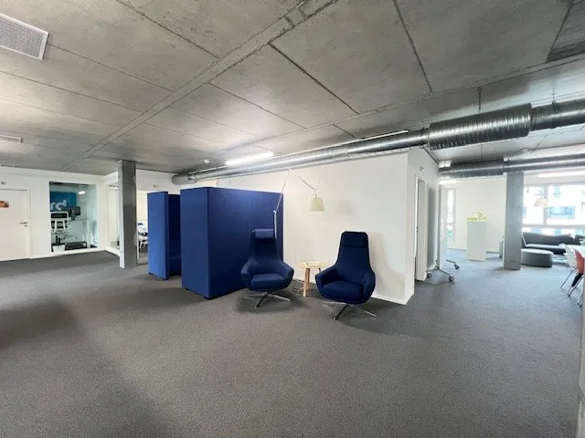 Bureaux modernes avec balcon au Wright-Place Glattpark.