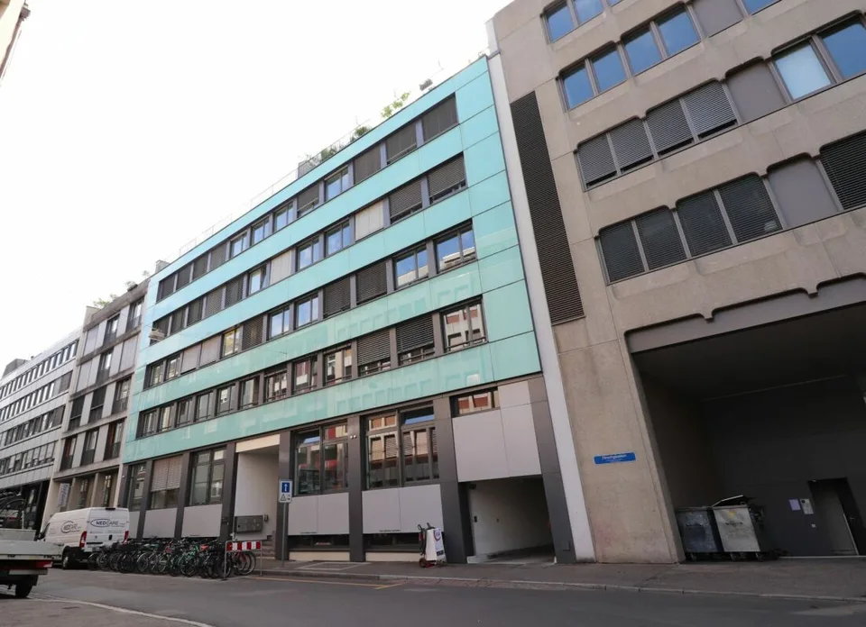 Einstellhallenplätze - Hirschgässlein 19, Basel