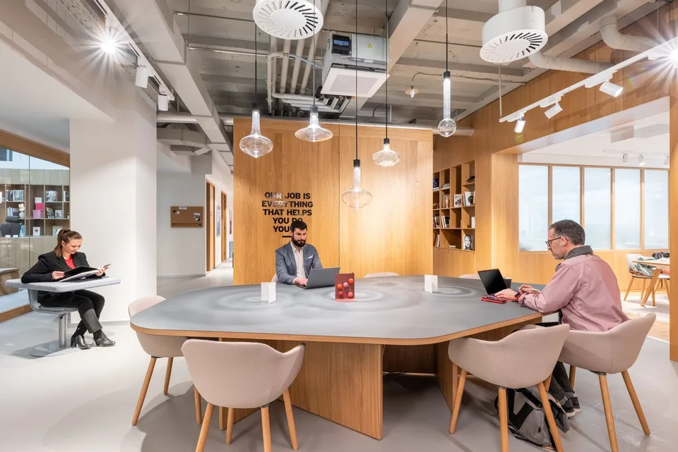 Bureau design pour 15 à Spaces Nations