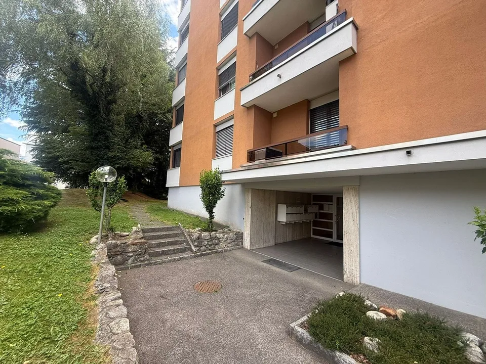 Disponibile ora - fresca di pittura, grande, spazioso appartamento di 4,5 locali con 3 ampi balconi