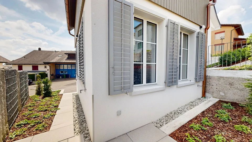Erstvermietung: Charmantes, frisch renoviertes Tiny House mit privatem Garten in Boswil