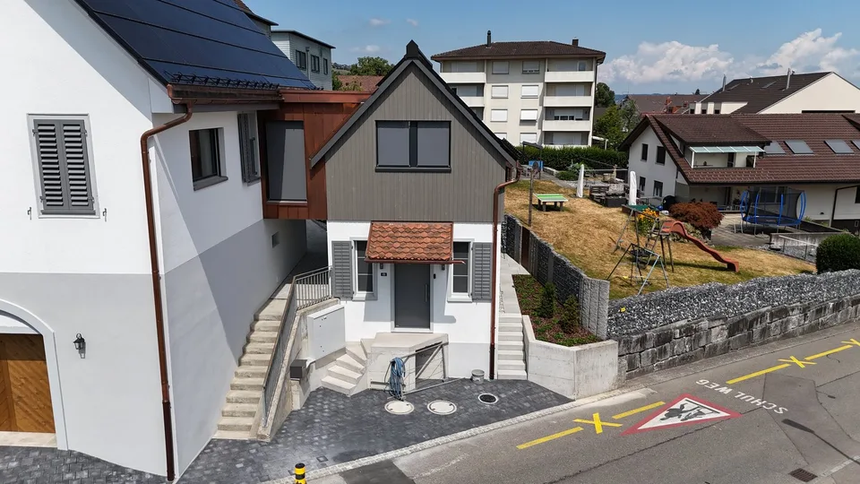 Erstvermietung: Charmantes, frisch renoviertes Tiny House mit privatem Garten in Boswil