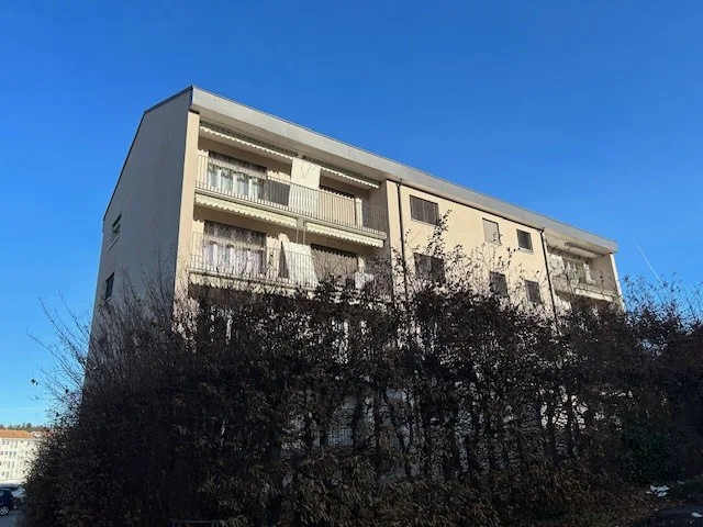 Appartamento di 4.5 locali, in un edificio completamente ristrutturato al 3° piano con balcone