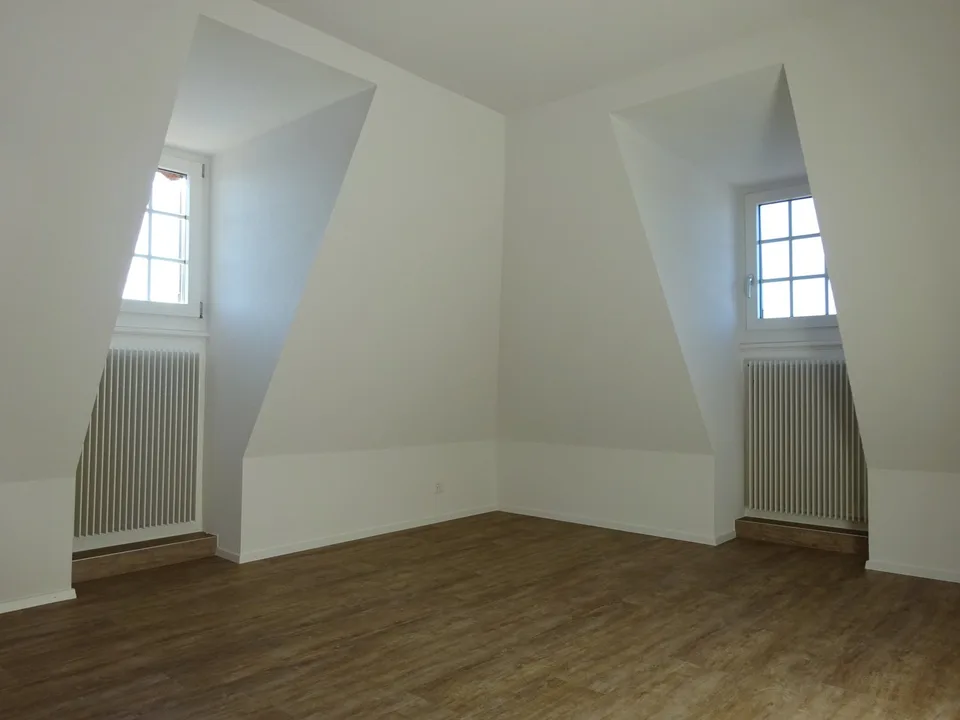 Grosse, heimelige 3,5 Zimmer Dachwohnung mit Balkon