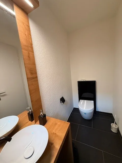Charmant maison de rangée de 6,5 pièces dans un quartier calme à Freienstein