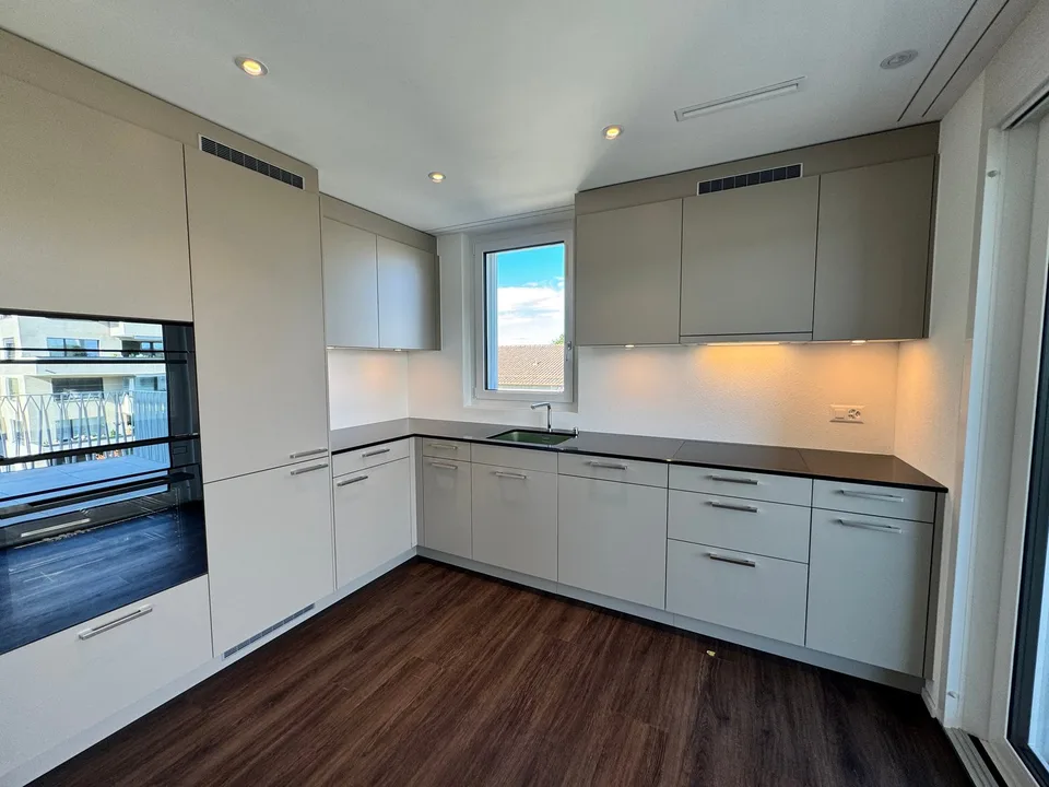 Primo affitto 4,5 locali appartamento nuovo con balcone e vista sulla città