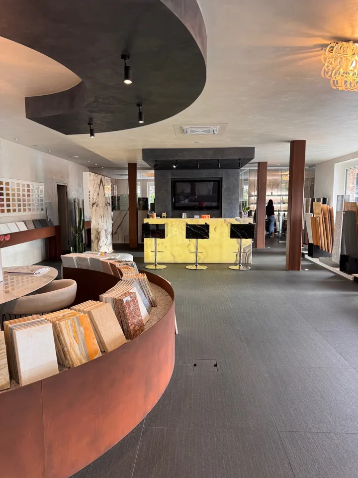 Spacious commercial space for rent with 7 parking spaces