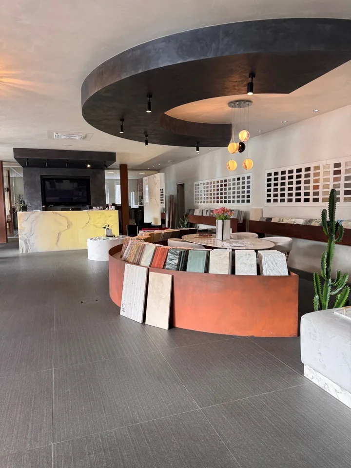 Spacious commercial space for rent with 7 parking spaces
