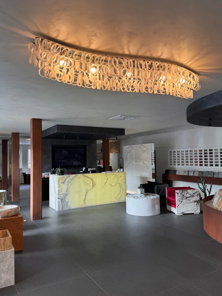 Spacious commercial space for rent with 7 parking spaces