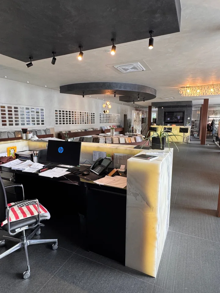 Spacious commercial space for rent with 7 parking spaces