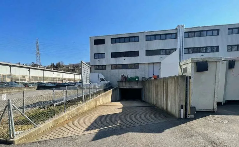 Entrepôt/bureau Open space de plus de 1'400 m² à louer à Vezia, Tessin