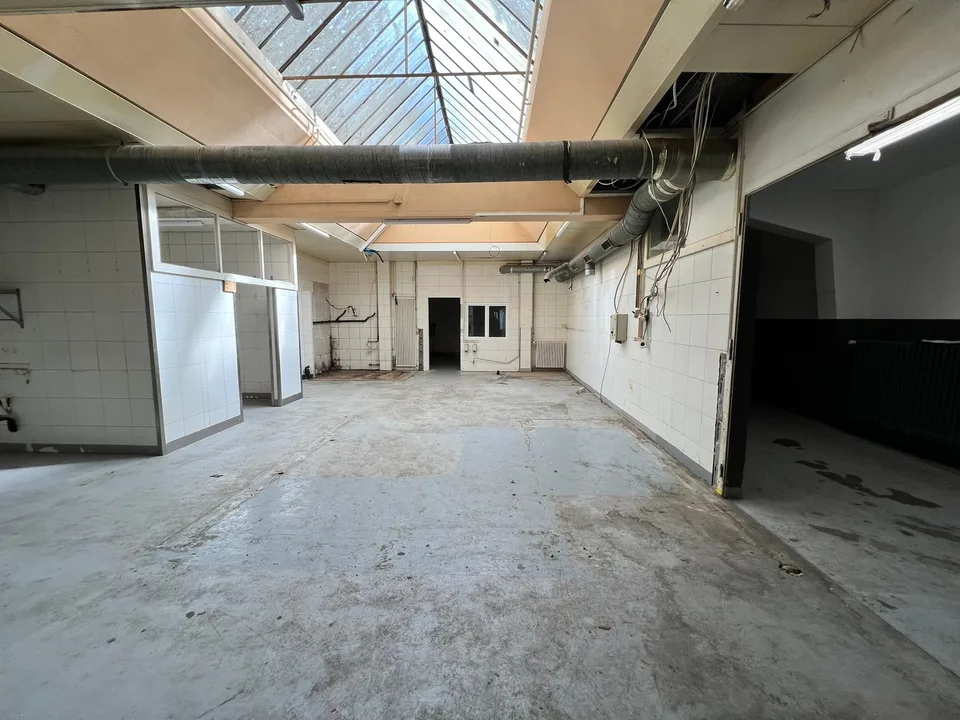 Locali commerciali grezzi di 396 m2 su 3 livelli