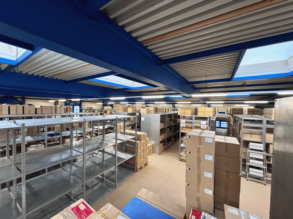 Structured warehouse on the 1st floor with shelving system – ideal for E-Commerce / small parts (NO car trade)