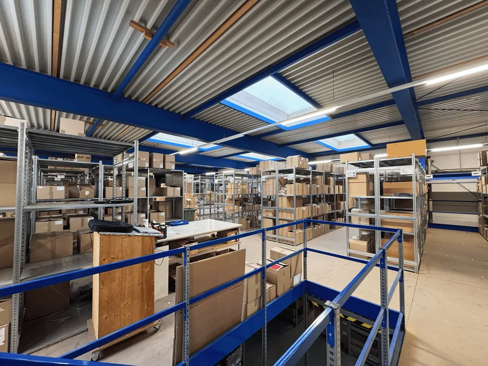 Structured warehouse on the 1st floor with shelving system – ideal for E-Commerce / small parts (NO car trade)