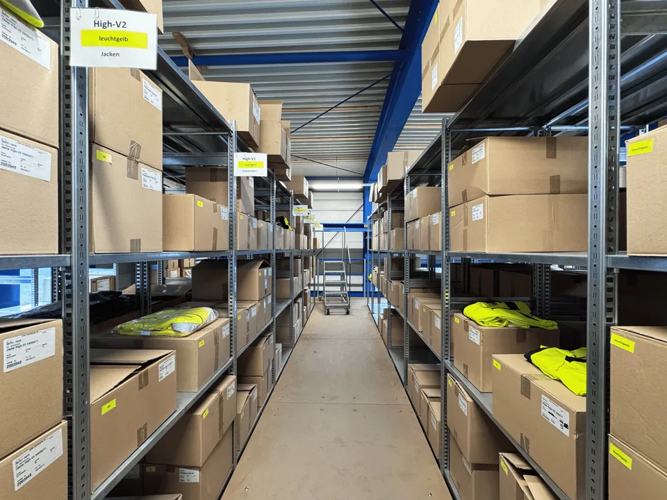 Structured warehouse on the 1st floor with shelving system – ideal for E-Commerce / small parts (NO car trade)