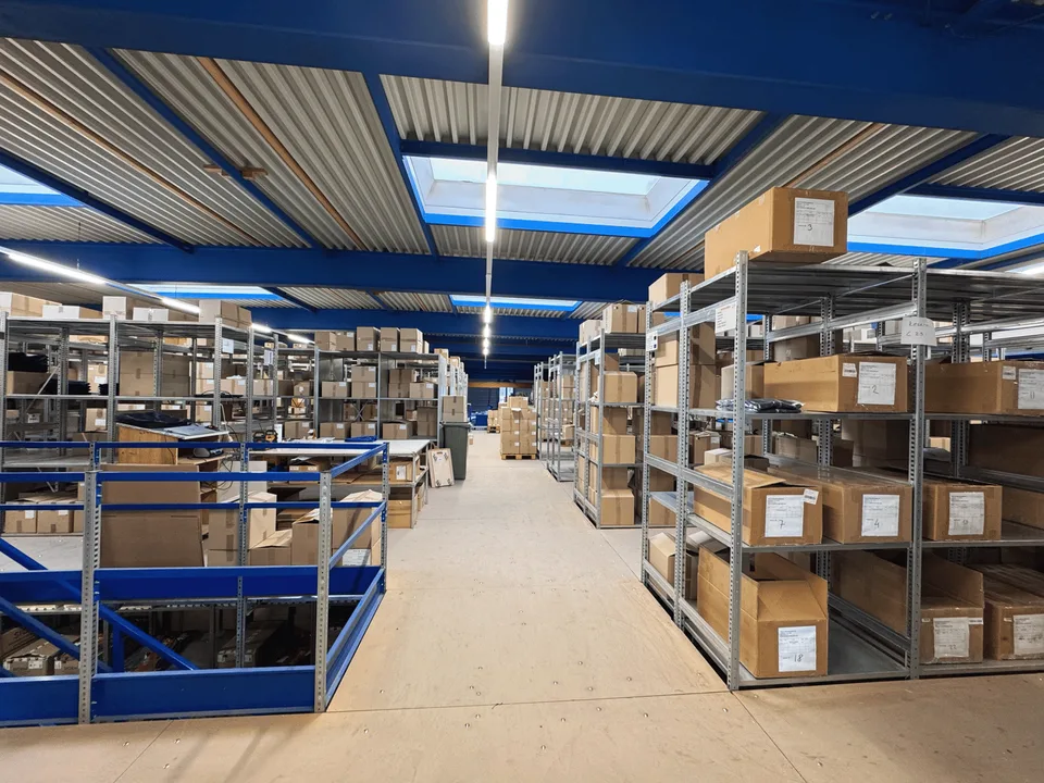 Structured warehouse on the 1st floor with shelving system – ideal for E-Commerce / small parts (NO car trade)
