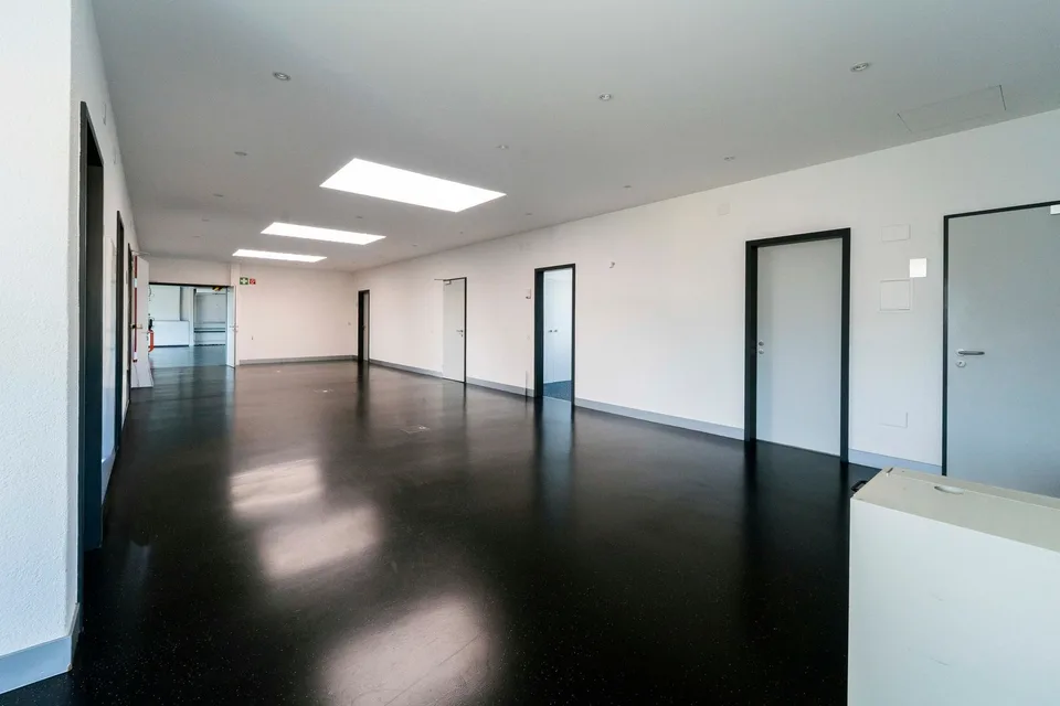 Industrie- und Verwaltungsgebäude mit 960 m2 zur Miete – Foto 9 von 12