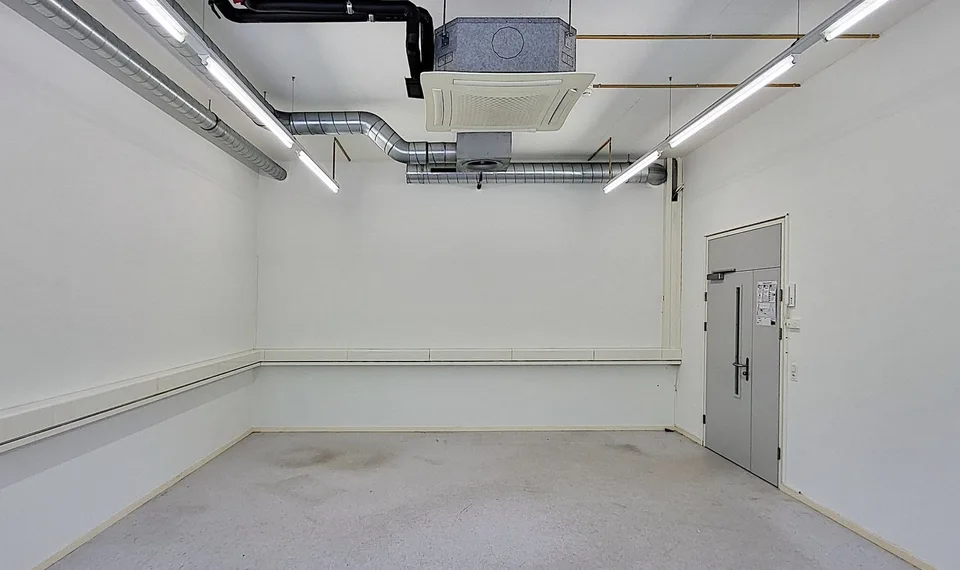 Drivable commercial spaces in TechCenter Reinach! – photo 6 of 13
