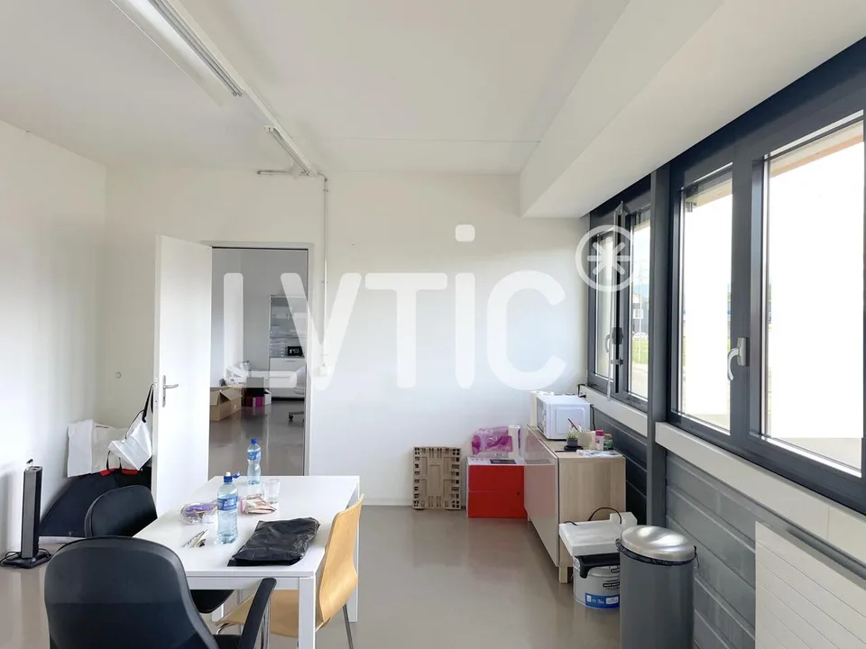 Büros, Atelier, Labor, Lager von 330 m2 zur Miete in Nyon