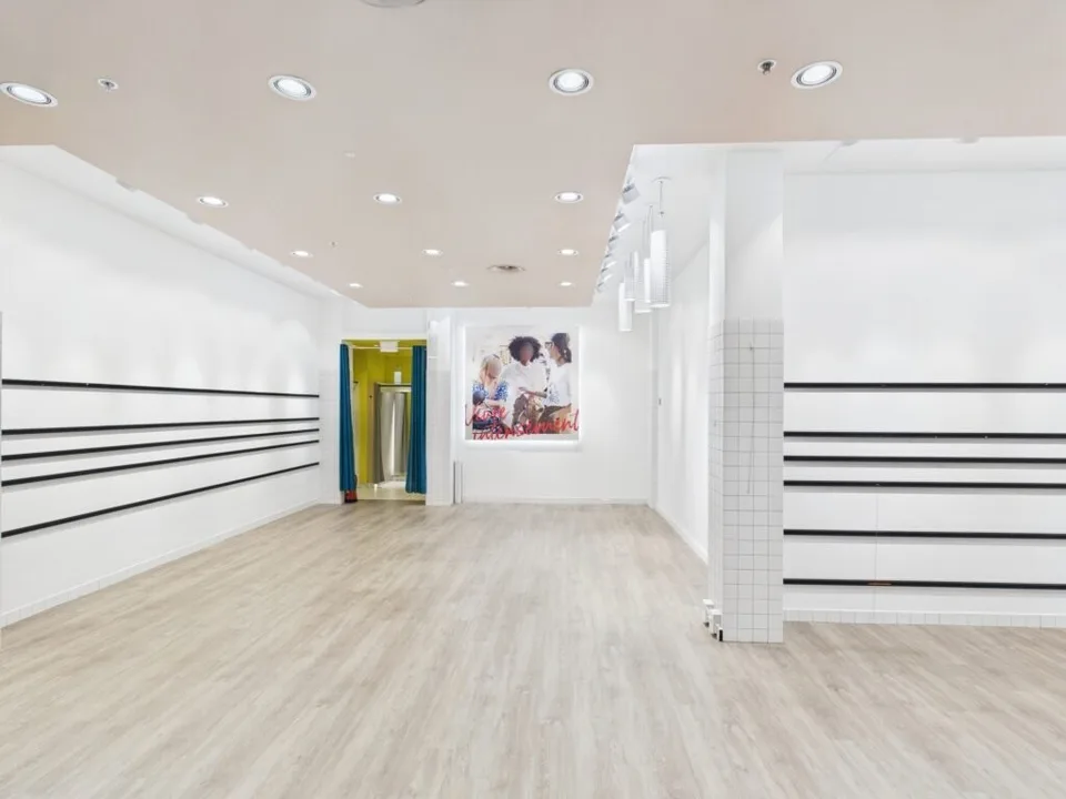 Raro! Grande superficie commerciale di circa 187 m2 al piano terra del Centro Commerciale di Ecublens
