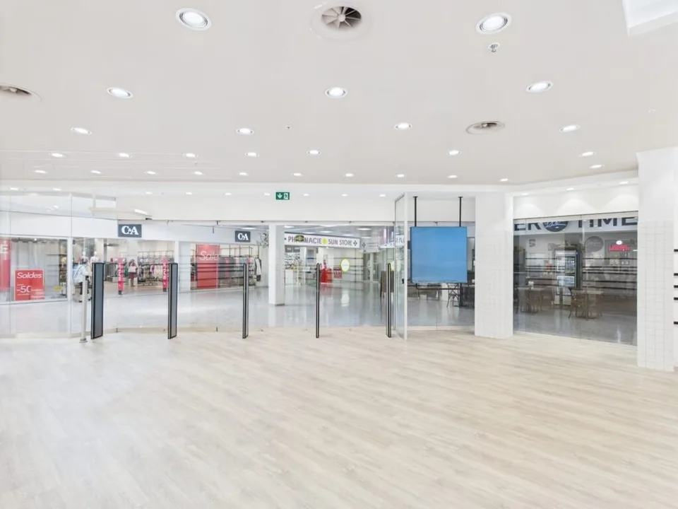 Raro! Grande superficie commerciale di circa 187 m2 al piano terra del Centro Commerciale di Ecublens