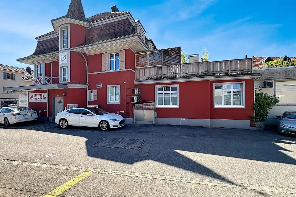 Proprietà in affitto in posizione privilegiata a Thun, unendo perfettamente abitazione e commercio