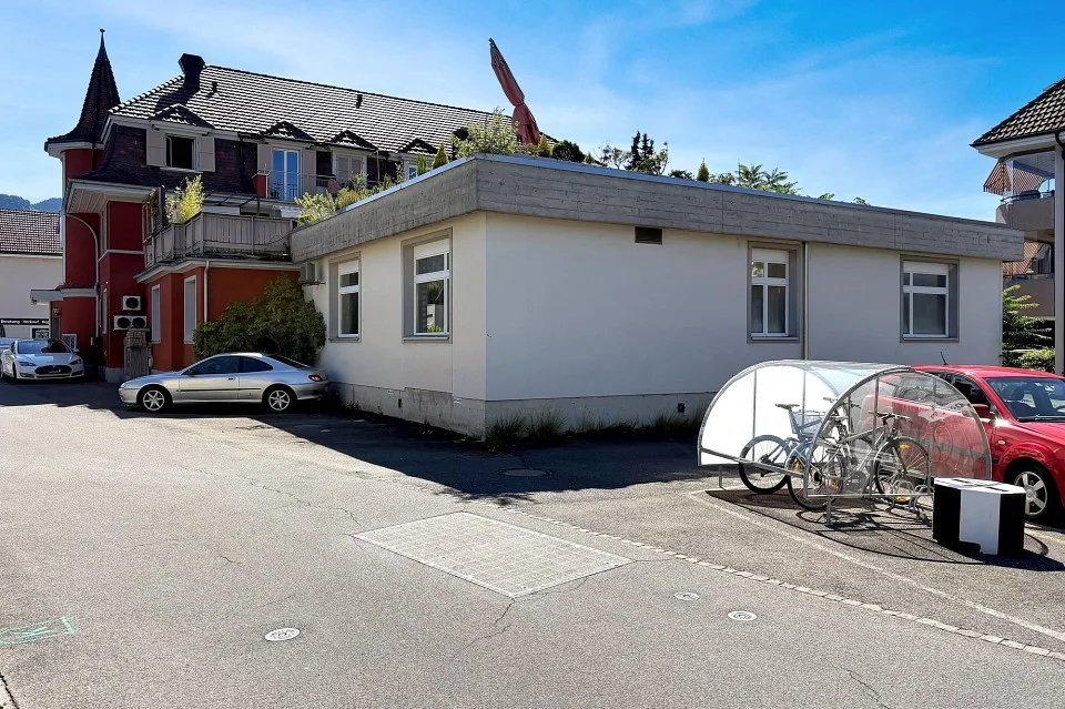 Proprietà in affitto in posizione privilegiata a Thun, unendo perfettamente abitazione e commercio