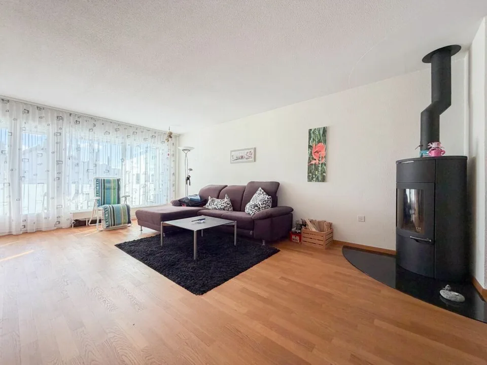 Ruhige 4.5-Zimmer-Wohnung mit Cheminée, zwei Balkonen und grossem Hobbyraum