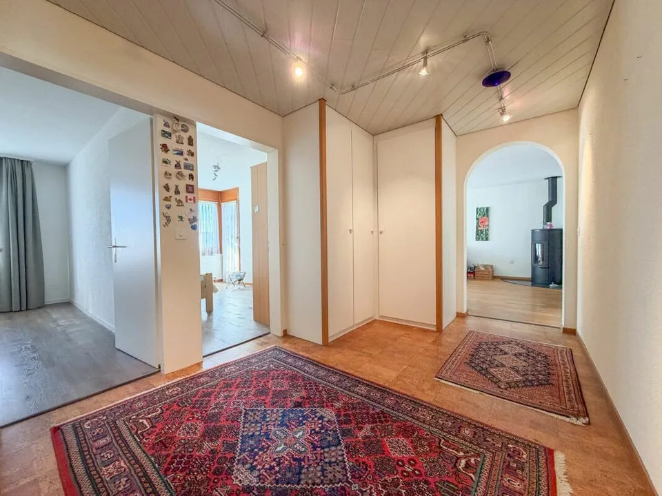 Ruhige 4.5-Zimmer-Wohnung mit Cheminée, zwei Balkonen und grossem Hobbyraum