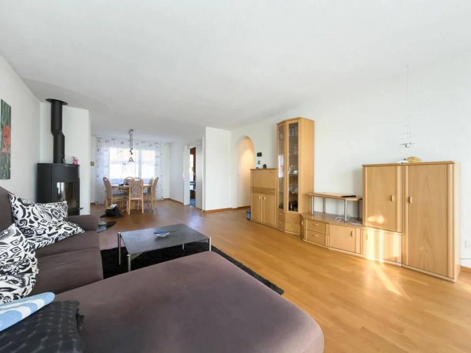 Ruhige 4.5-Zimmer-Wohnung mit Cheminée, zwei Balkonen und grossem Hobbyraum