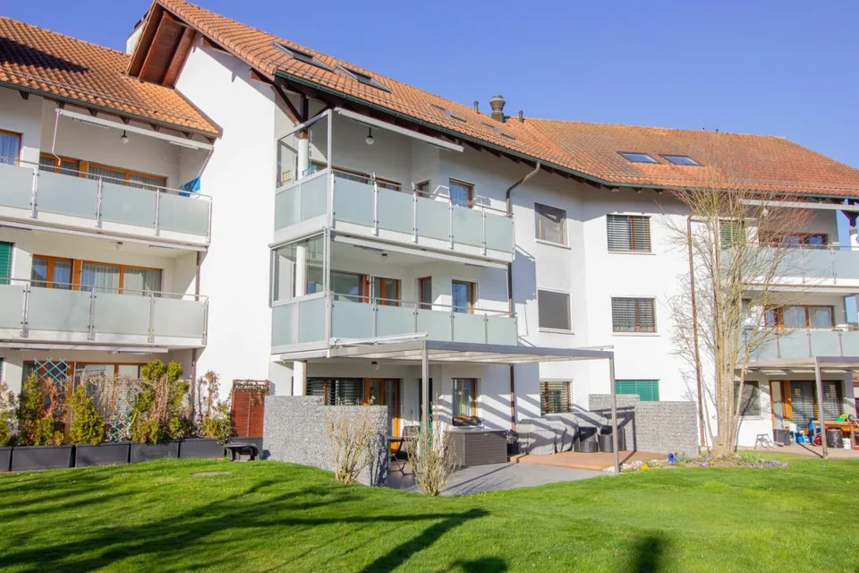 Ruhige 4.5-Zimmer-Wohnung mit Cheminée, zwei Balkonen und grossem Hobbyraum