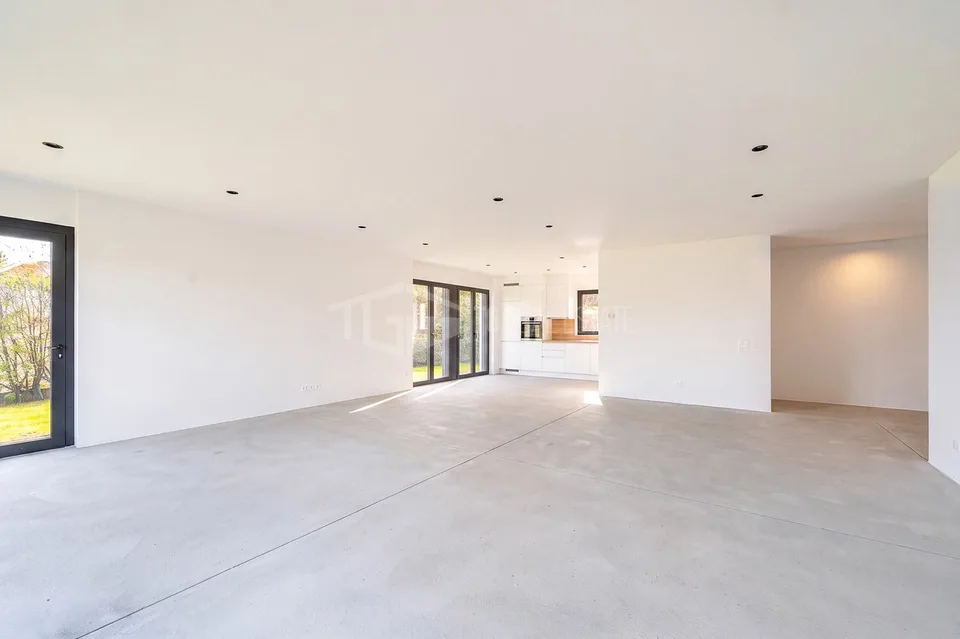 Neue geräumige 4,5-Zimmer-Wohnung mit Seeblick und Garten